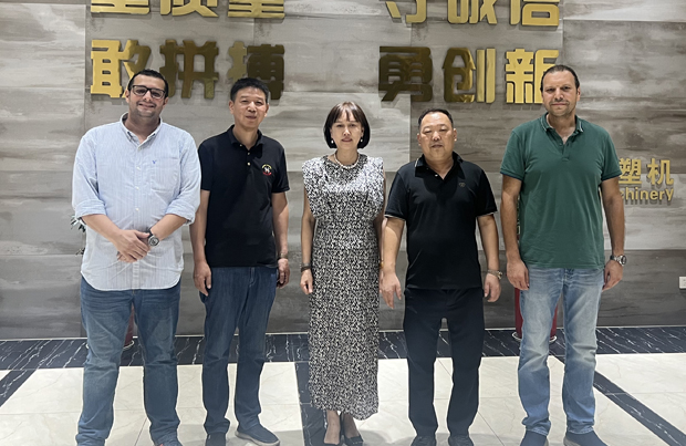 埃及客戶(hù)蒞臨達(dá)力工廠(chǎng)，驗(yàn)收土工膜單/雙面噴糙生產(chǎn)線(xiàn)圓滿(mǎn)完成！